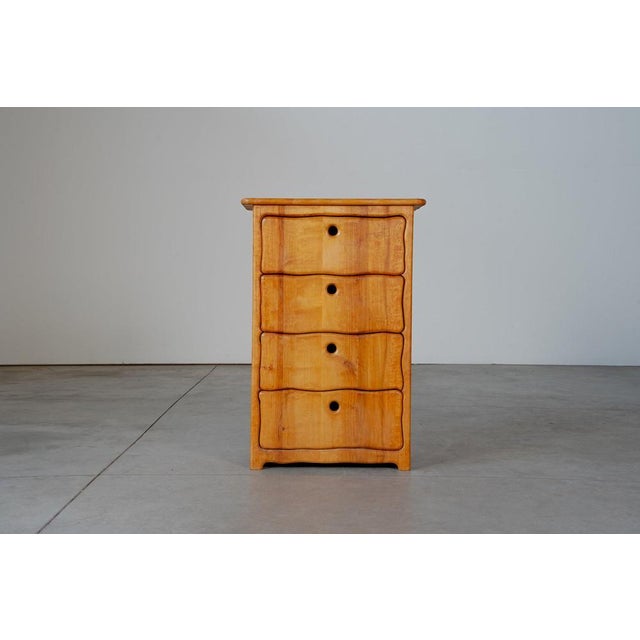Chest of drawers This piece in a very good condition with some traces of usage normal to it’s age.