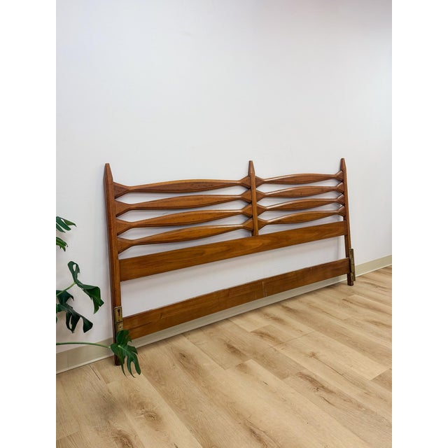 Mid-Century Modern Vintage Heritage Furniture MCM Pointed King Headboard Mid Century Modern Bed For Sale - Image 3 of 17