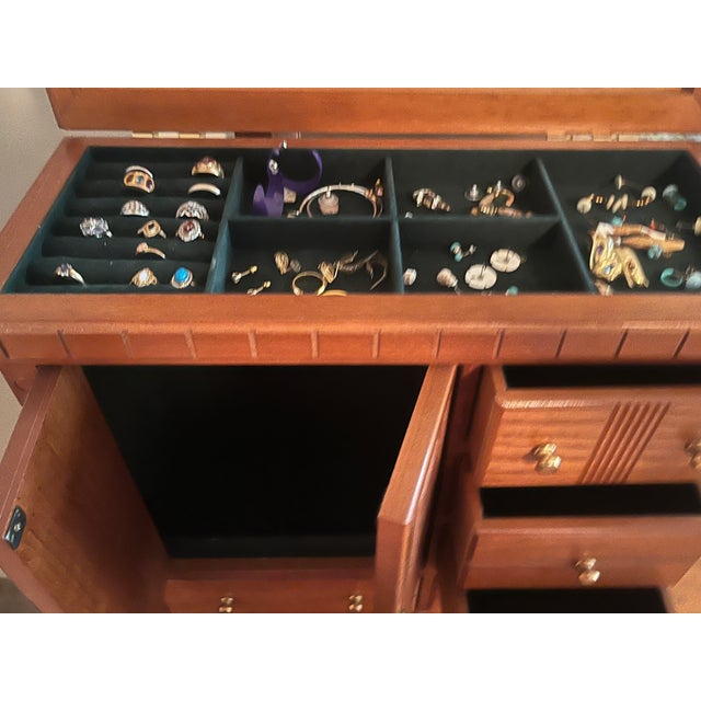 Traditional “Vintage 1990s Traditional Oak Tabletop Jewelry Armoire Cabinet With Lift-Top Lid & Necklace Carousel For Sale - Image 3 of 3