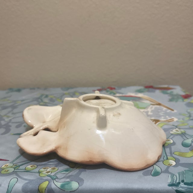 1960s Mid-Century Modern California Style Ceramic Hibiscus Trinket Dish in Soft Peach For Sale - Image 5 of 8