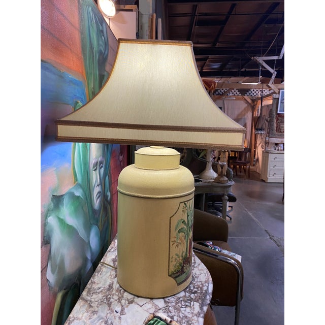 Metal 1970s Mid-Century Tole Hand Painted English Export Tea Caddy Lamp For Sale - Image 7 of 10