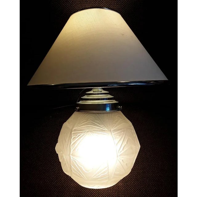 Art Deco French Matted Glass Shade Table Lamp with Chrome Plated Metal Assembly and Cream -Colored Fabric Screen, 1930s For Sale - Image 4 of 5