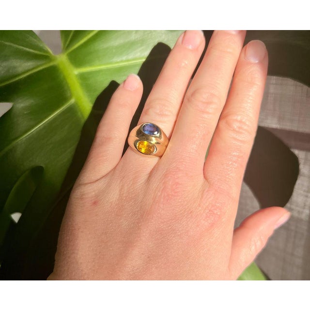 A stylish vintage double band ring in 18-carat yellow gold (750/1000), featuring two natural oval-shaped sapphires—one...