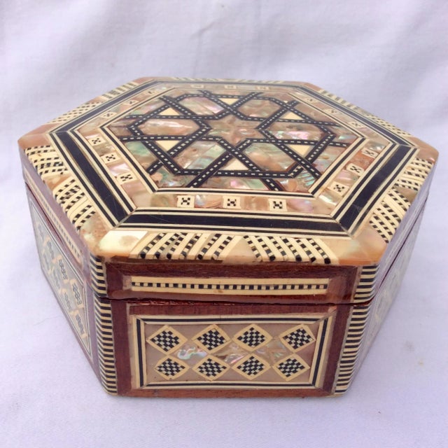 1980s Vintage Mother of Pearl Inlaid 6 Sided Box For Sale - Image 4 of 5