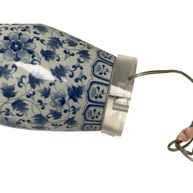 Chinoiserie Blue & White Porcelain Ginger Jar Table Lamp Acrylic Base China 2007 For Sale - Image 4 of 5