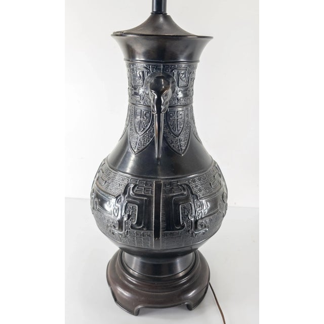 Metal Mid 20th Century Chinese Chinoiserie James Mont Style Bronze Table Lamp For Sale - Image 7 of 10