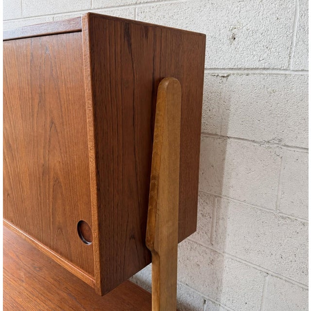 Mid-Century Modern Vintage Danish Teak and Oak Two-Piece Floating Sideboard, Manner of Hans Wegner 1960s For Sale - Image 3 of 8