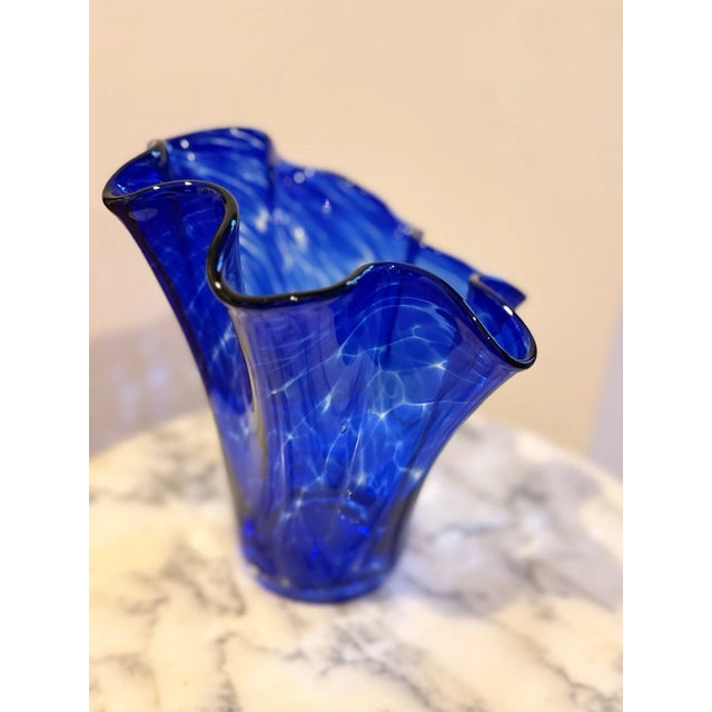 1990s Vintage MCM Murano Style Cobalt Blue Swirl Pattern Ruffled Rim Art Glass Vase For Sale - Image 5 of 6
