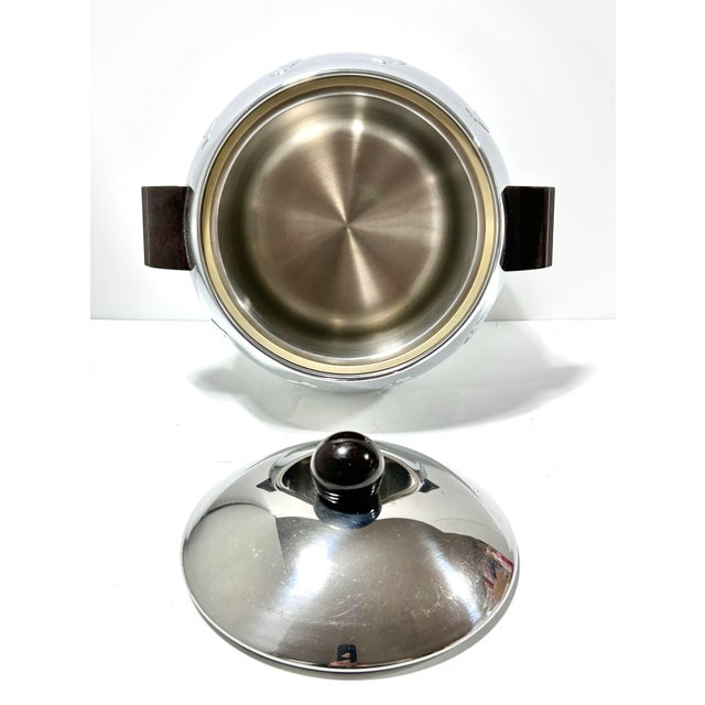 Mid Century Barware Penguin Ice Bucket by West Bend – Chrome Penguin, Retro Bar Cart Entertaining Decor, Vintage Hot & Cold Server For Sale In Louisville - Image 6 of 12