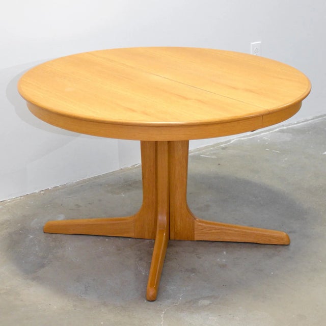Mid-Century Modern Danish Oak Pedestal Base Dining Table With Two Self-Storing Butterfly Leaves For Sale - Image 3 of 8