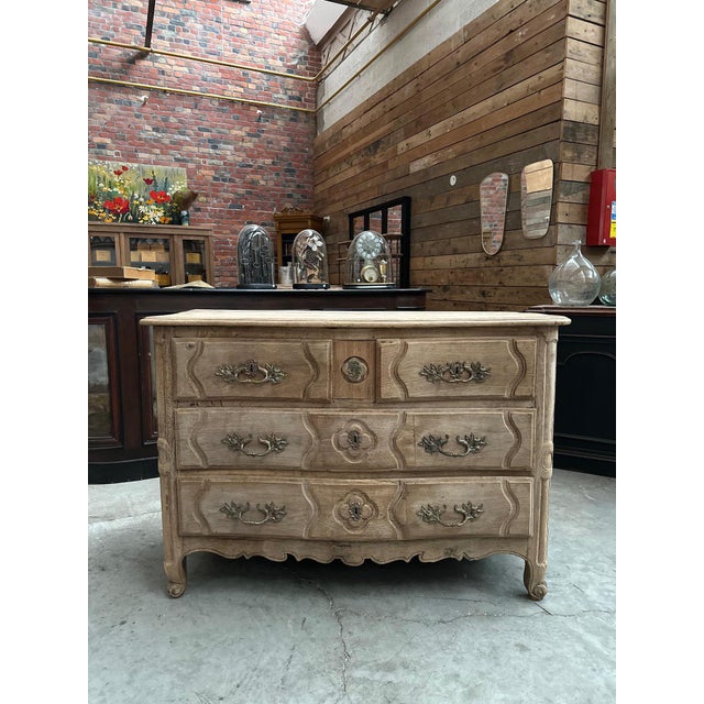 18th Century Oak Chest of Drawers For Sale - Image 4 of 15