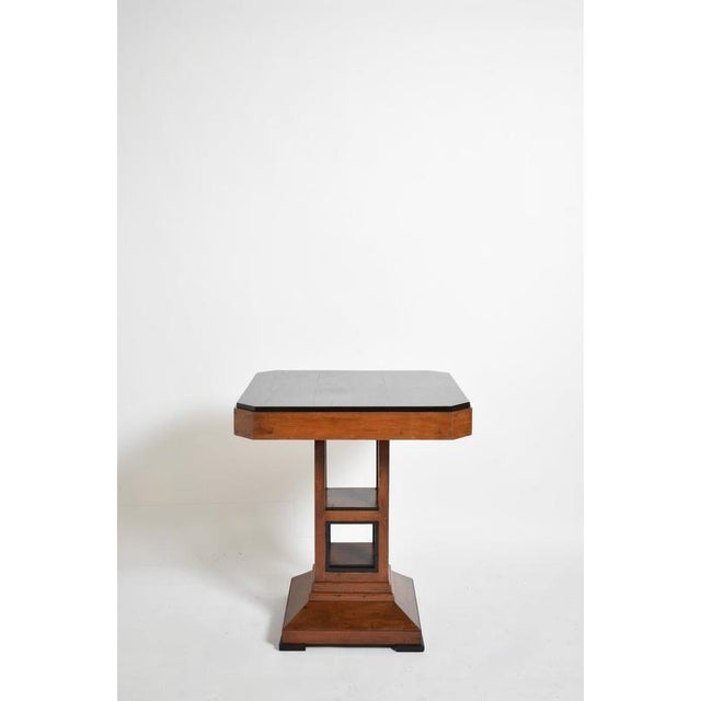 Amsterdam school pedestal table, 1920s. Height: 75 cm - 29.53 in Length: 66 cm - 25.98 in Width: 66 cm - 25.98 in