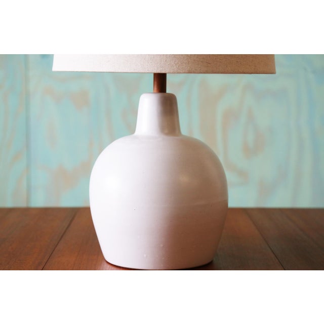 Mid-Century Modern 1960s Gordon and Jane Martz M51 Lamp for Marshall Studios White Short Gourd 24" For Sale - Image 3 of 10