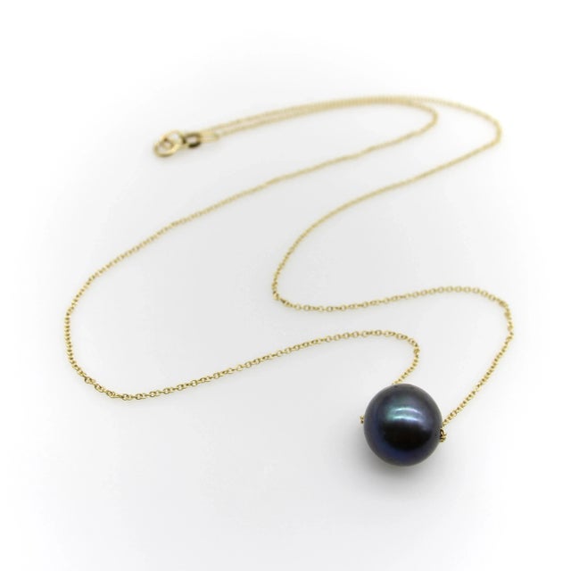 Modern 1990s 14k Gold Necklace With Black South Sea Pearl For Sale - Image 3 of 7
