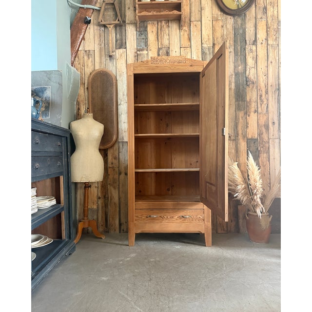With its elegant vertical silhouette and geometric details typical of the 1930s, this parisian art deco armoire captivates...