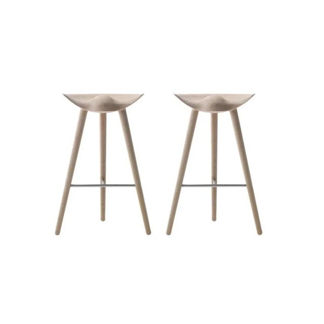 Set of 2 oak and stainless steel bar stools by lassen. Dimensions: h 77 x w 36 x l 55.5 cm. Materials: oak, stainless...