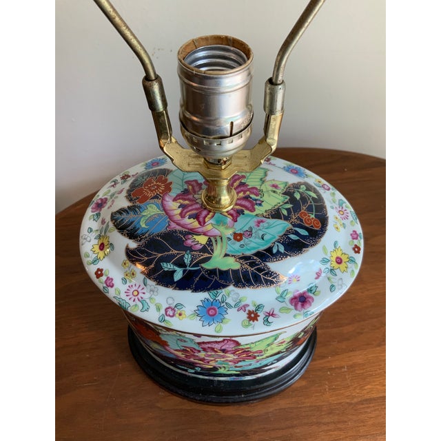 White Vintage Tobacco Leaf Porcelain Table Lamp for British Colonial, Traditional, Chinoiserie & Palm Beach Regency - Famille Rose Colors. For Sale - Image 8 of 12