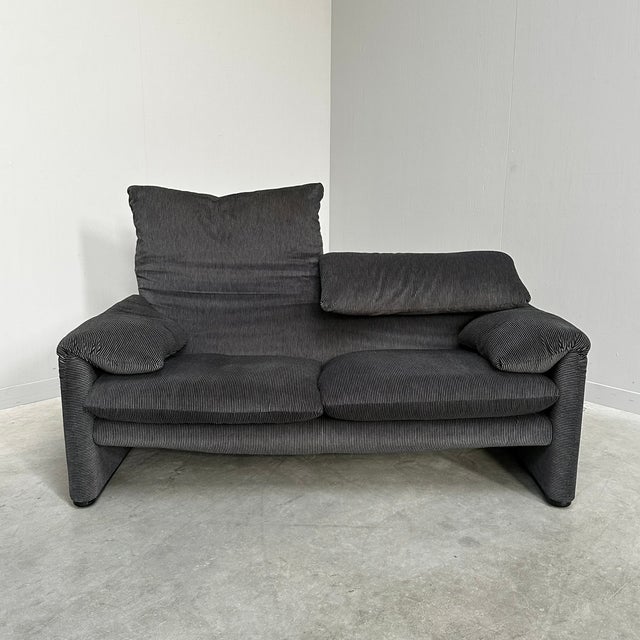 Cassina Maralunga Two-Seater Sofa by Vico Magistretti for Cassina, 1990s For Sale - Image 4 of 18