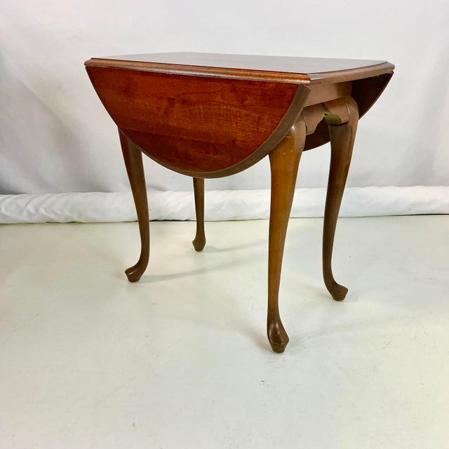 Wood 1980s Vintage Traditional English Queen Anne Mahogany Drop Leaf Side Table For Sale - Image 7 of 13