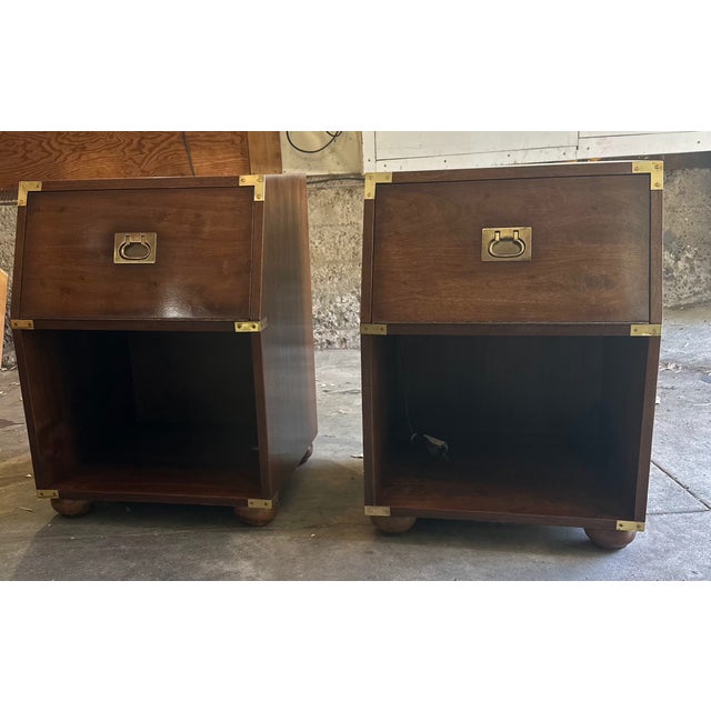 Beautiful pair of vintage Henredon campaign-style nightstands/end tables featuring brass corner accents, recessed brass...