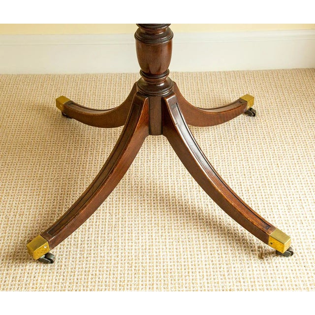 Traditional Late 19th Century English Regency Style Mahogany Oval Pedestal Dining Table With Banded Top For Sale - Image 3 of 11