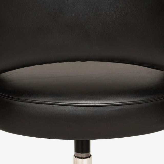 Saarinen Executive Armchair in Original Black Leather, Nickel Swivel Base For Sale In New York - Image 6 of 9