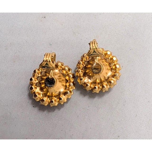 Vintage Signed 1950s Hattie Carnegie Round Goldtone Clear Rhinestone Clip Earrings-2 Pieces For Sale In Philadelphia - Image 6 of 7