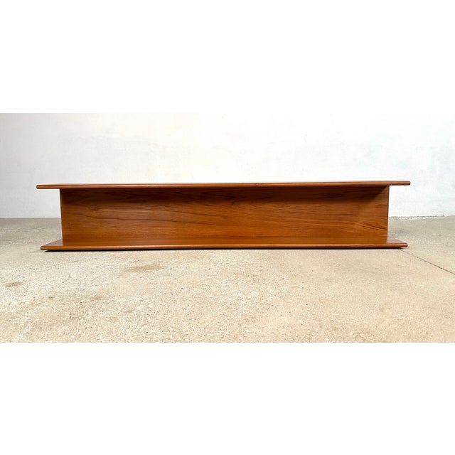 This high-quality minimalist design wall shelf is made from teakwood and real teakwood veneer. At its front it features...