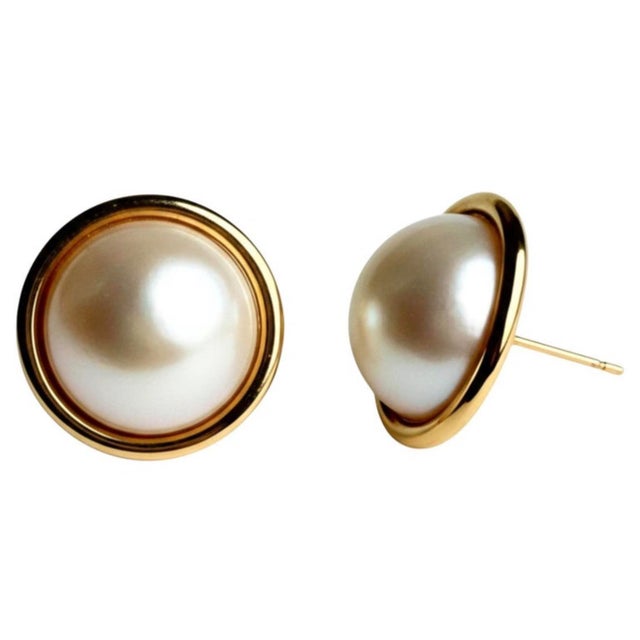 Metal 14k Yellow Gold 15.7mm White Mabe Pearl Stud Earrings, Vintage Style, A Pair For Sale - Image 7 of 9