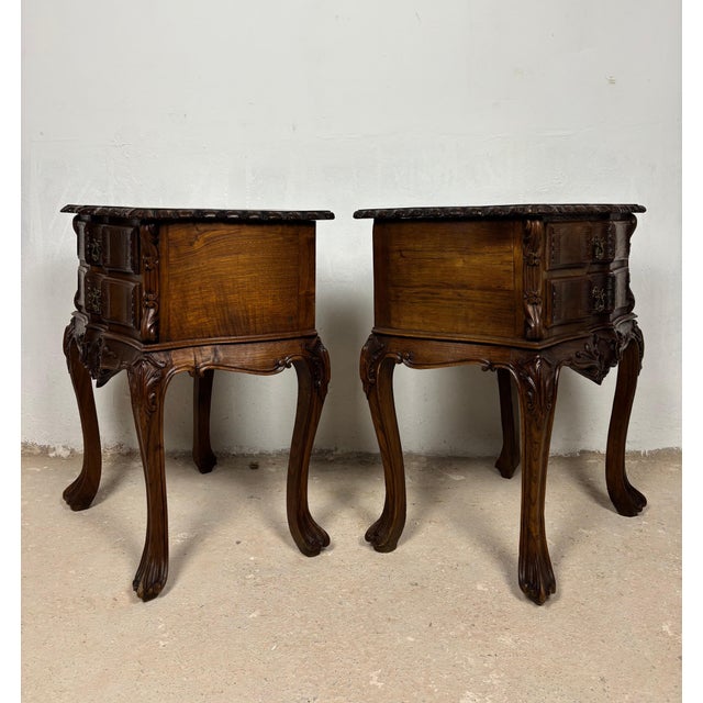 1940s Pair of Spanish Carved Louis XV Style Bedside Tables in Oak, 20th Century For Sale - Image 5 of 16
