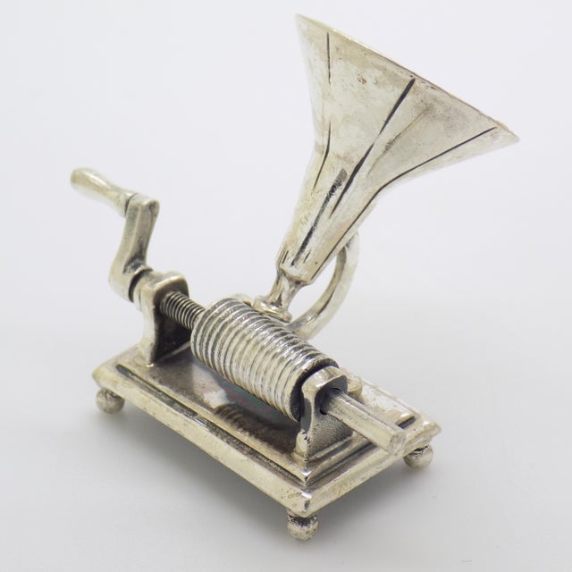 1970s Vintage Italian Handmade Genuine Sterling Silver Hand-Crank Gramophone Figurine, Made in Arezzo (Tuscany) by Medusa-Oro Silversmith For Sale - Image 5 of 11