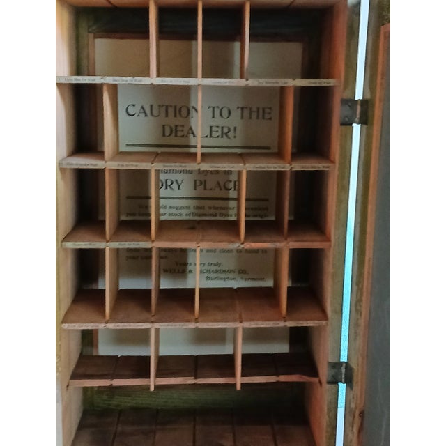 American Colorful Diamond Dye Country Store Tin and Wood Cabinet Chromolithograph 1911 For Sale - Image 3 of 10