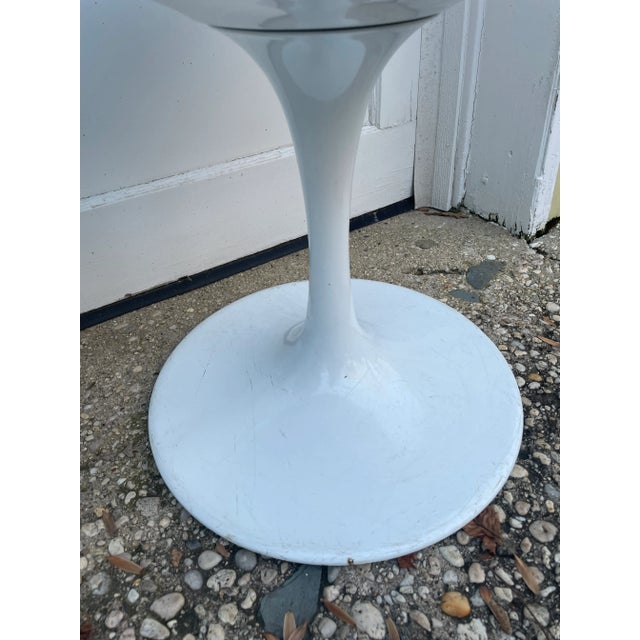 Eero Saarinen Pair of Saarinen Style Swivel Tulip Chairs With Les Indiennes Paisly Fabric Cushions For Sale - Image 4 of 7