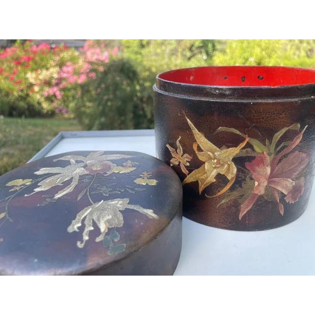 Japanese Cylindrical Box in Brown Lacquer Paint with Flower Decoration For Sale - Image 5 of 10