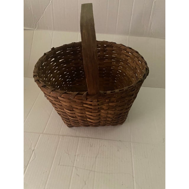 19th Century Traditional Hand-Woven Northeastern American Wood Splint Gathering Basket. For Sale - Image 4 of 11