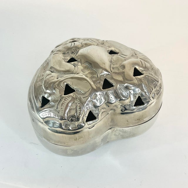 Platinum 1980s Vintage Hollywood Regency Valentine Silver Plate Heart Incense/Potpourri Box. For Sale - Image 8 of 9