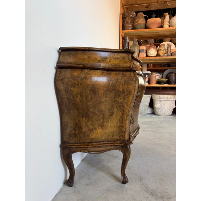 Italian Louis XV Style Bombe Burlwood Chest With Cabriole Legs For Sale In Miami - Image 6 of 18