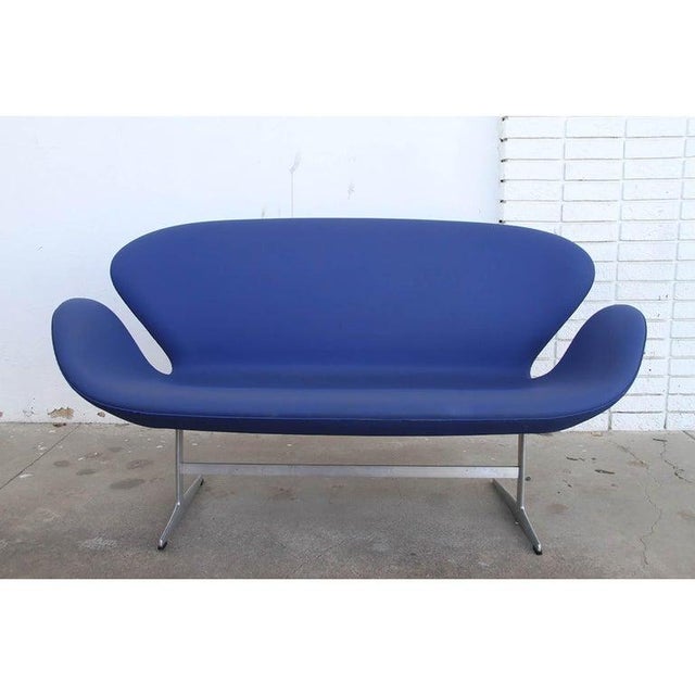 Originally designed for the SAS Royal Hotel in Copenhagen, the Swan sofa by Danish design pioneer, Arne Jacobsen, has...