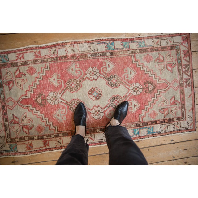 :: Diamond shaped center medallion with floral blossom top views adorning each corner. Stemmed blossoms in geometric form...