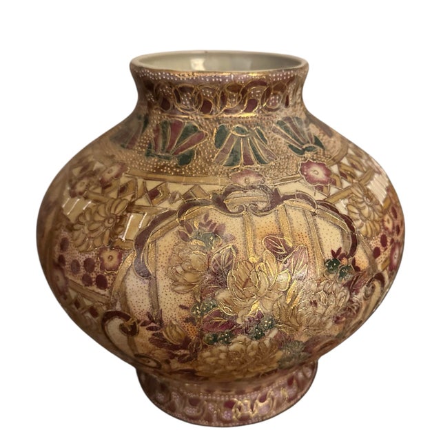 Vintage Satsuma Style Porcelain Lidded Temple Jars With Moriage and Gilt Detailing - A Pair For Sale - Image 12 of 12