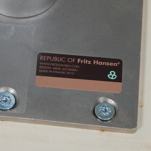 Tall Swan Chair in White Leather from Arne Jacobsen For Sale - Image 14 of 15