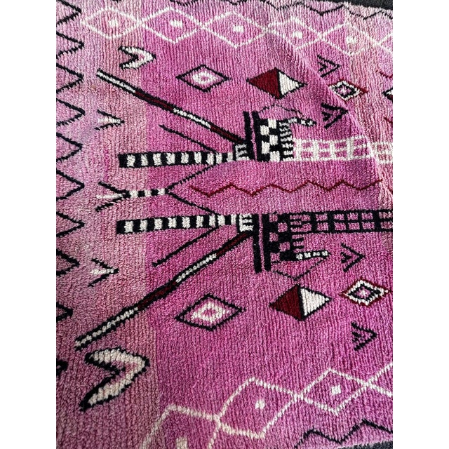 This Moroccan Boujad rug is a bold and artistic handmade piece, perfect for interior lovers looking for a strong...