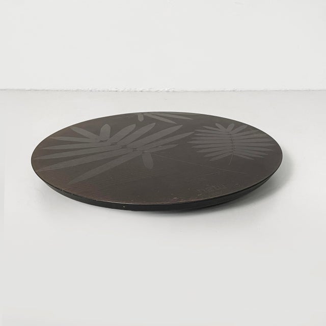 Italian modern rotating plate in wood, 1990s Round wooden rotating tray or plate with leaf-shaped decorations visible when...