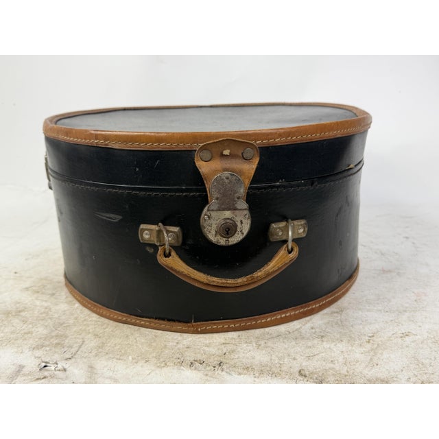 Beautiful antique hatbox in leather and lined cardboard; a classic of late 19th-century aristocracy. An excellent...
