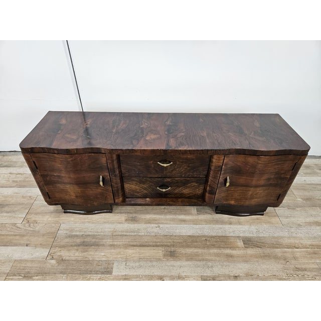 Fine and elegant Art Deco entrance or bedroom furniture in mahogany root with two doors and two large and sturdy central...