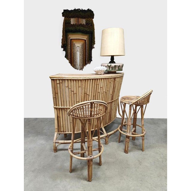 1980s Vintage Curved Bamboo Rattan Tiki Bar Stools and Cocktail Bar, 1980s, Set of 3 For Sale - Image 5 of 7