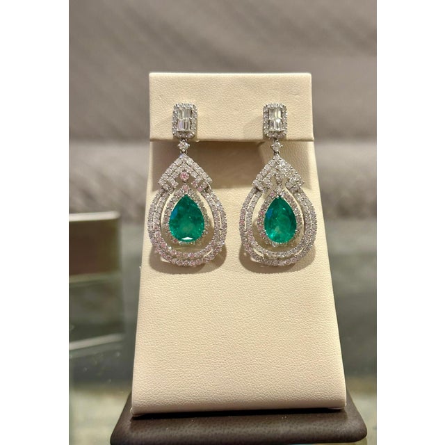 Gemstone GIA Certified 8Ct Colombian Pear Emerald Diamond Hanging/ Drop Earrings 18K Gold, A Pair For Sale - Image 7 of 18