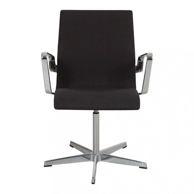 Grey Fabric and Chrome Frame Oxford Armchair by Arne Jacobsen For Sale - Image 9 of 9