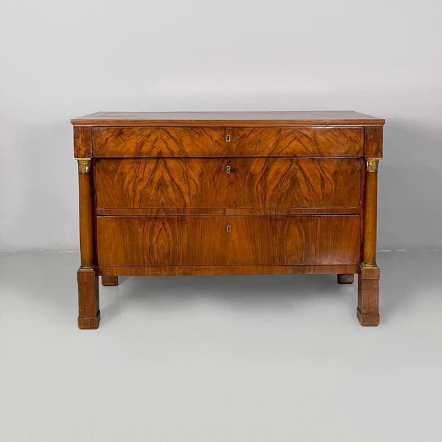 Italian Empire style chest of drawers in wood, early 19th century Chest of drawers made entirely of wood. The front...