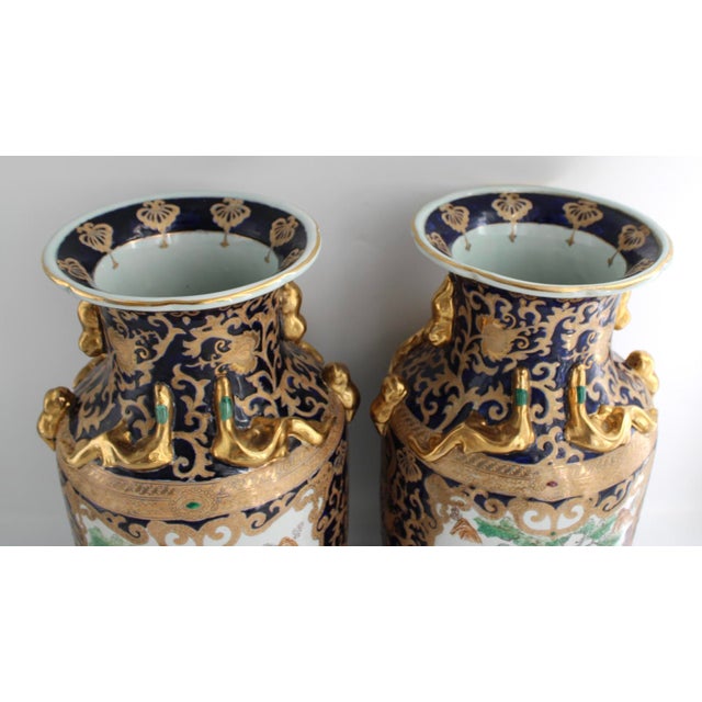 Mid 20th Century Pair Large 18" Chinese Porcelain Vases Cobalt Blue Gold Hunt Scene Chinoiserie For Sale - Image 12 of 18